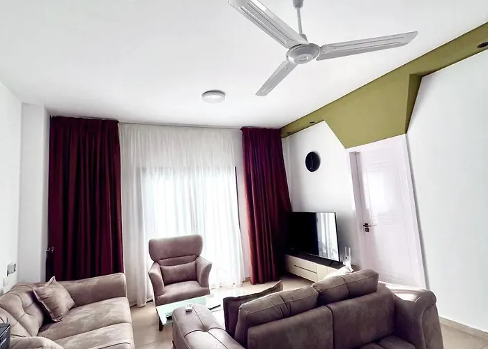 Front 2 Bedrooms *